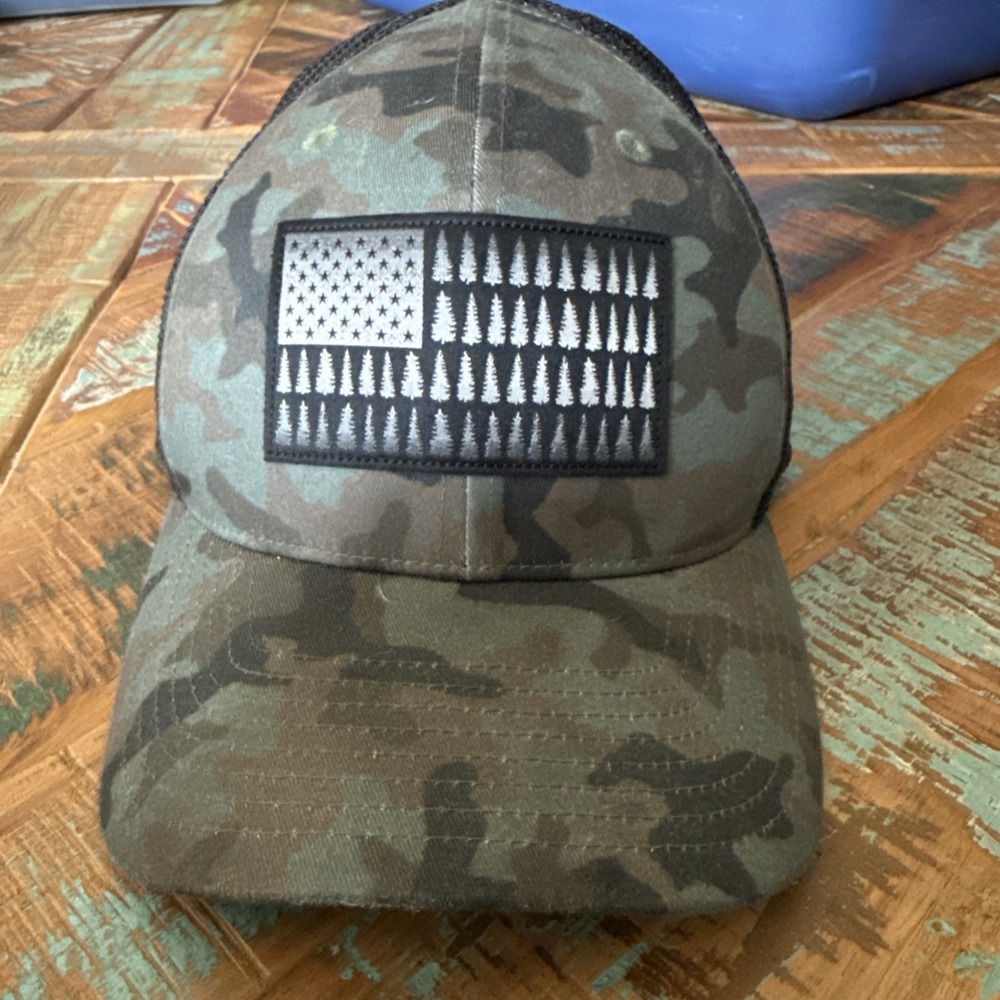 Men's Columbia Tree Flag Camo Black Fitted Hate Size L/XL‎